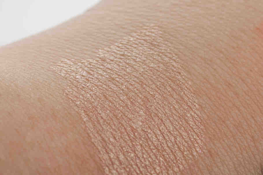 KIKO 'Coral Shimmer' Ray of Light Highlighter Pen 02 (1) KIKO 'Coral Shimmer' Ray of Light Highlighter Pen 02 (1)