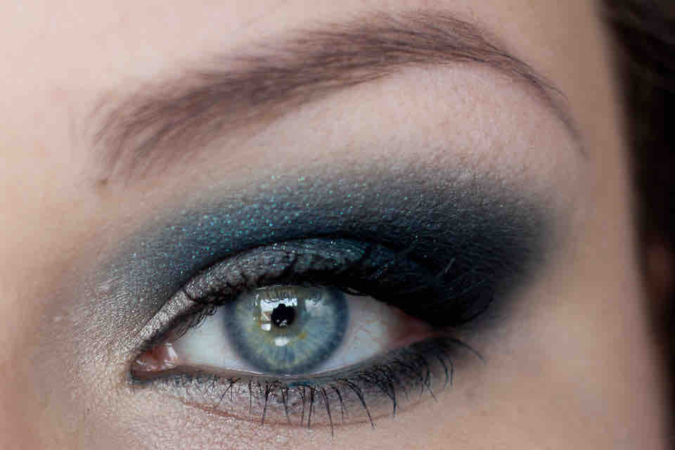 KIKO Dark Slate Green Water Eyeshadow Makeup Smokey Eyes-7