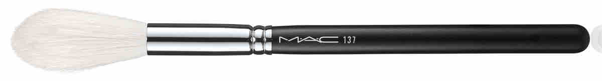 MAC 137 Long Blending Brush