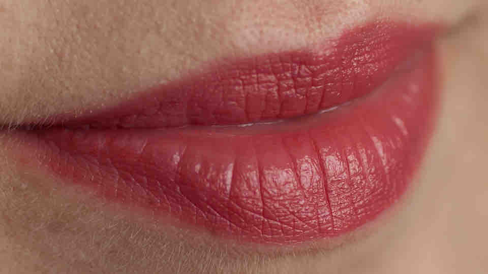 MAC 'Keep it Casual' Lip & Cheek Colour auf den Lippen (35)