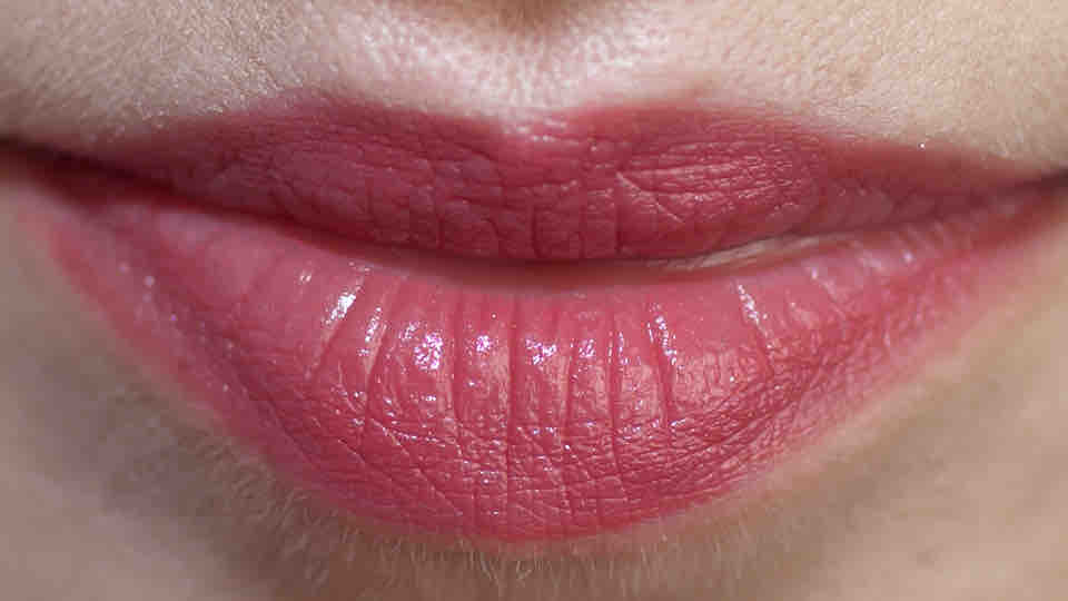 MAC 'Keep it Casual' Lip & Cheek Colour auf den Lippen (37)