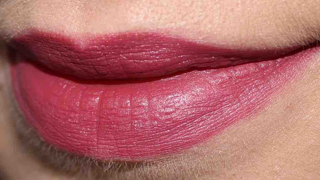 MAC 'Red Dwarf' Pro Longwear Lipcreme Daphne Guinness (7)