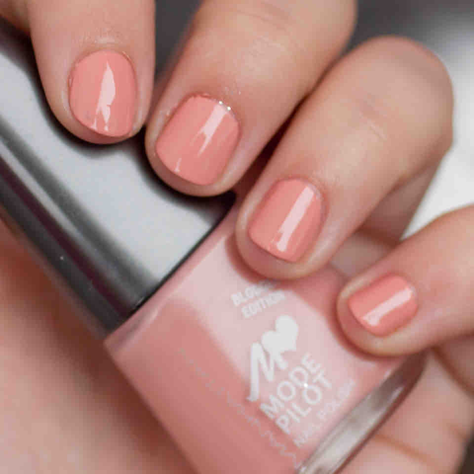 MANHATTAN 05M Goethestrasse Blogger Edition Nail Polish - Tageslicht MANHATTAN 05M Goethestrasse Blogger Edition Nail Polish - Tageslicht