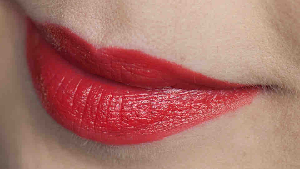 MAYBELLINE Citrus Flame Color Sensational Rebel Bouquet Lipstick 465 Lips Closeup