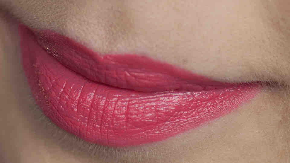 MAYBELLINE Coral Flourish Color Sensational Rebel Bouquet Lipstick 448 Lips Closeup