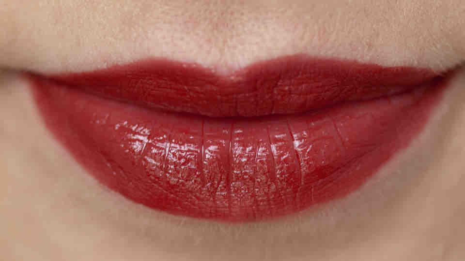 MISSLYN Her Majesty Lipstick Tragebild - Tageslicht - Brit Chic