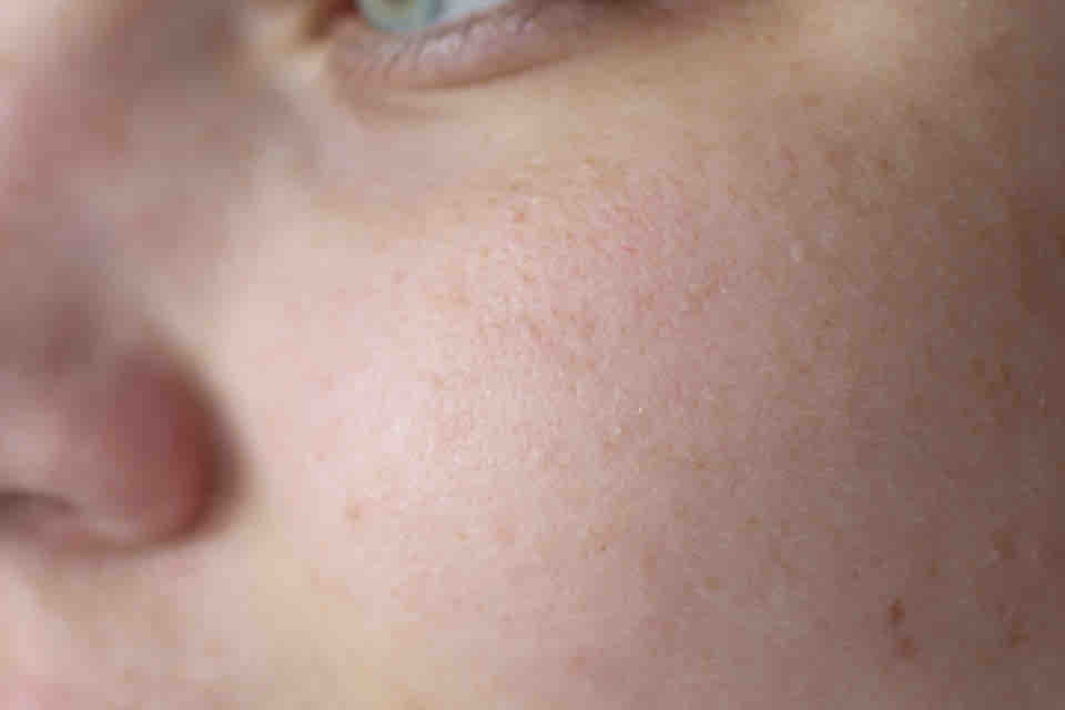 PAUL & JOE Bonbon Pearl Foundation Primer - Wange vorher