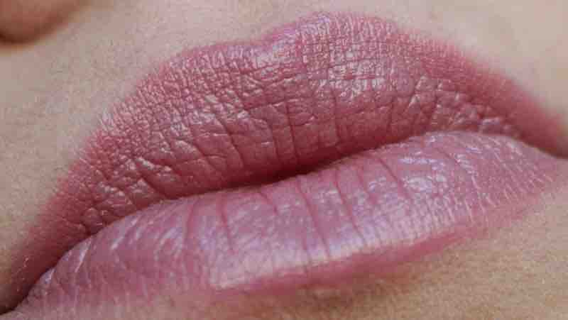 catrice-simply-rosewood-ultimate-shine-lipstick-lippenstift-050 (11)