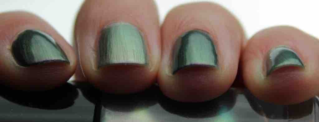 ESSENCE 'Where is the Party' vs. CATRICE 'Iron Mermaiden' ESSENCE 'Where is the Party' vs. CATRICE 'Iron Mermaiden'