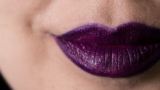 Lila Lippenstift mit Perlglanz